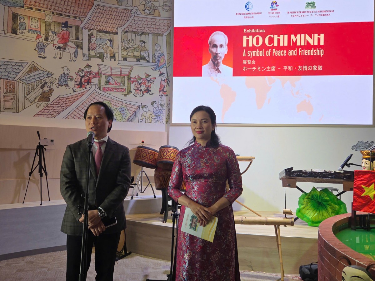 Ông Trần Nhất Hoàng, Phó Tổng đại diện Việt Nam tại EXPO 2025 và bà Lê Thị Phượng, Giám đốc Khu di tích Chủ tịch Hồ Chí Minh tại Phủ Chủ tịch phát biểu tại sự kiện. Ông Trần Nhất Hoàng, Phó Tổng đại diện Việt Nam tại EXPO 2025 và bà Lê Thị Phượng, Giám đốc Khu di tích Chủ tịch Hồ Chí Minh tại Phủ Chủ tịch phát biểu tại sự kiện.