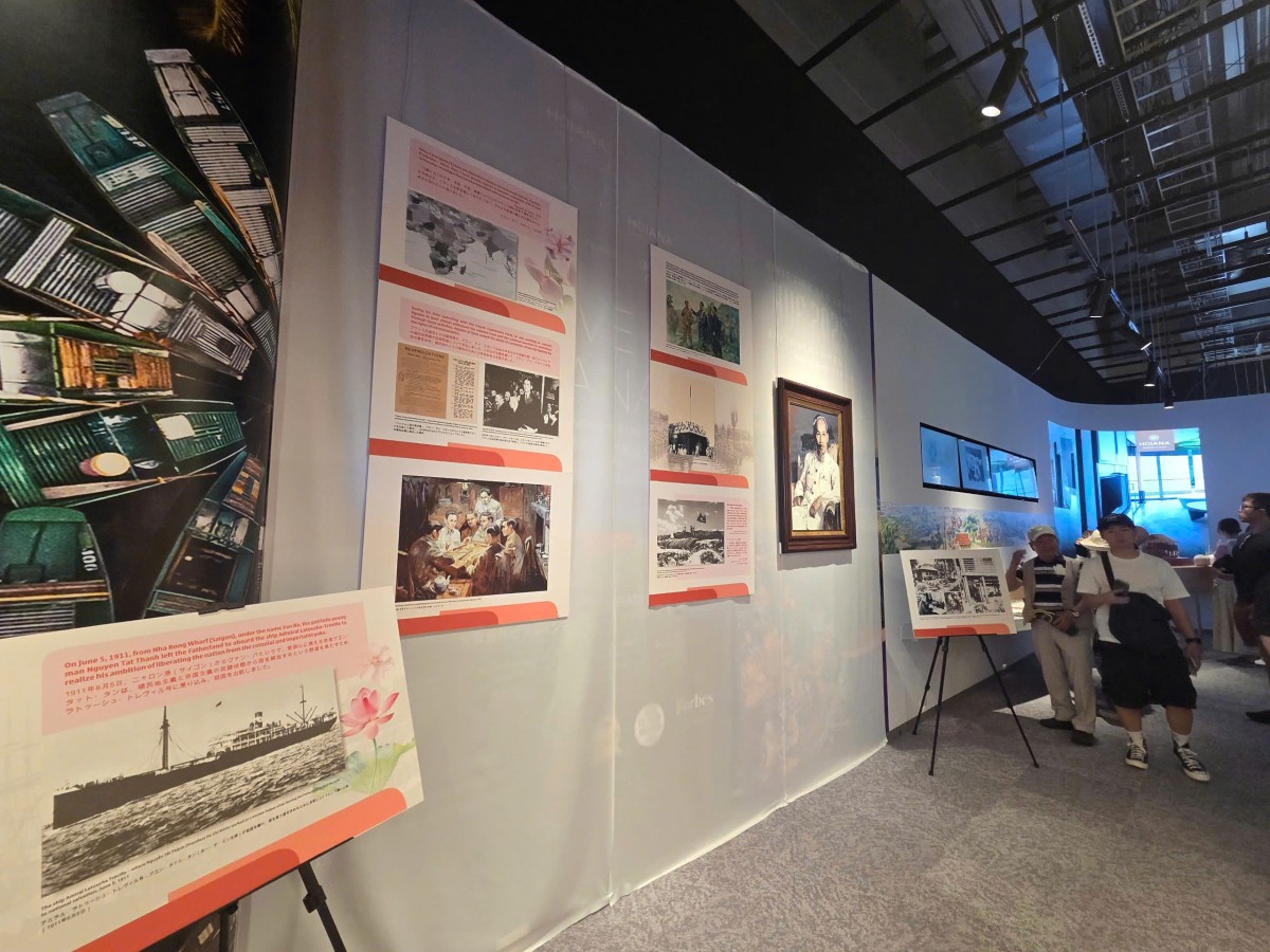 Triển lãm giới thiệu tư liệu, hình ảnh về Chủ tịch Hồ Chí Minh tại triển lãm Triển lãm giới thiệu tư liệu, hình ảnh về Chủ tịch Hồ Chí Minh tại triển lãm