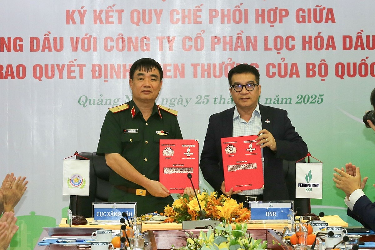 Đại diện Cục Xăng dầu và đại diện BSR ký kết hợp tác ngày 25/4/2025