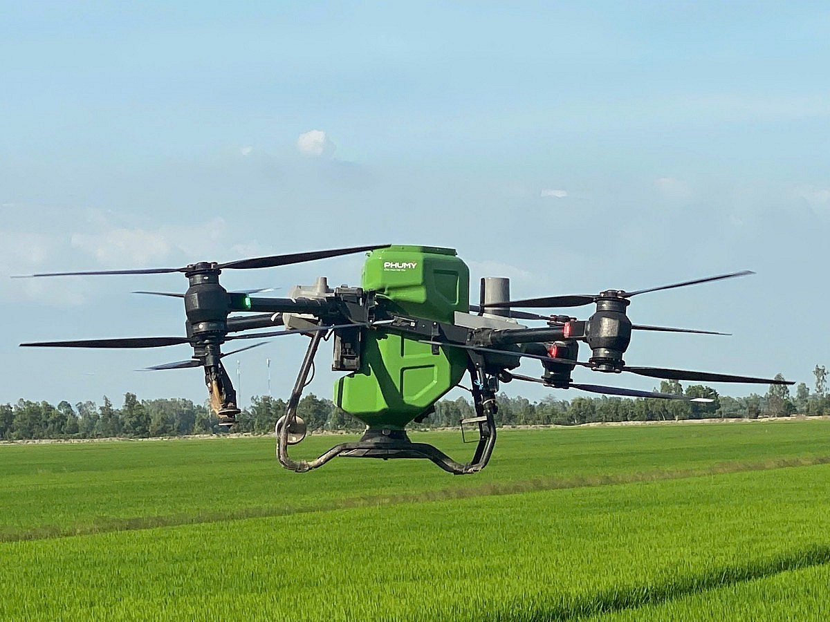 Phú Mỹ tích cực triển khai các giải pháp công nghệ mới như ứng dụng drone trong nông nghiệp Phú Mỹ tích cực triển khai các giải pháp công nghệ mới như ứng dụng drone trong nông nghiệp