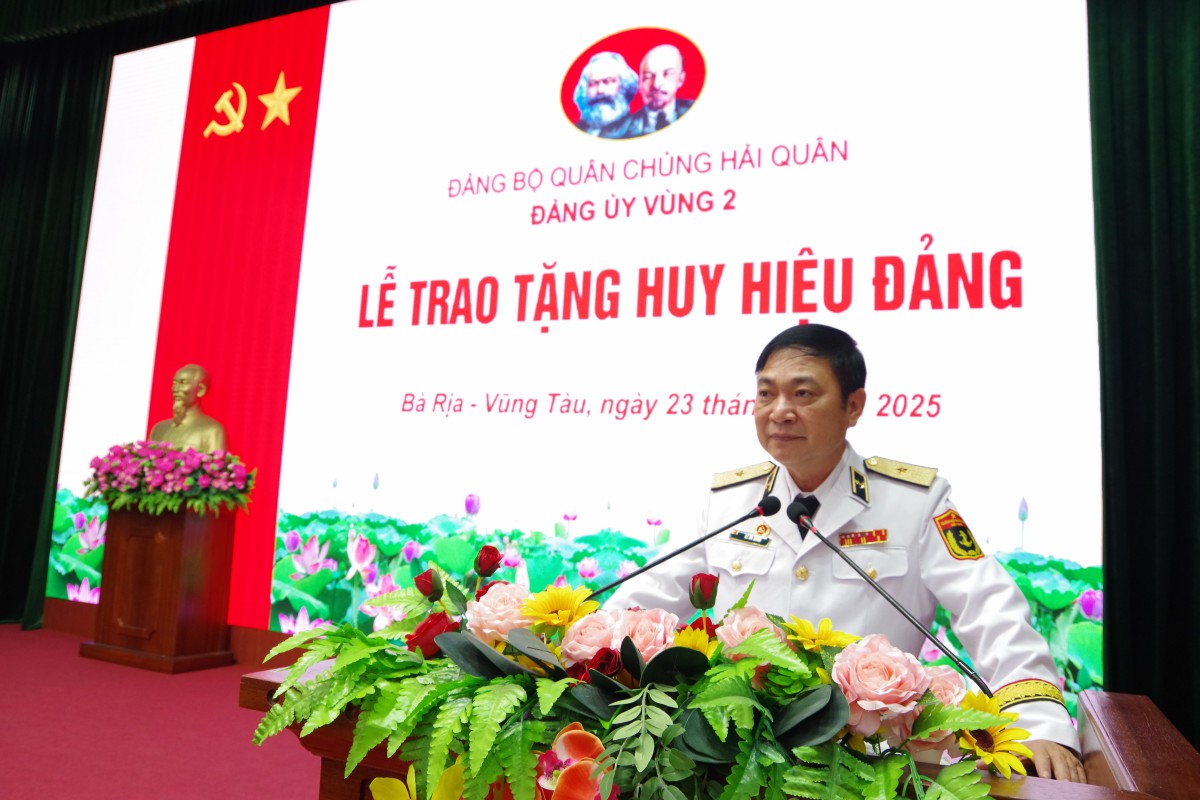 Chuẩn Đô đốc Lê Bá Quân nhận Huy hiệu 30 năm tuổi Đảng Chuẩn Đô đốc Lê Bá Quân nhận Huy hiệu 30 năm tuổi Đảng