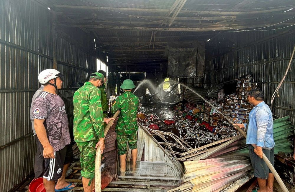 Hiện trường vụ cháy sáng nay tại huyện U Minh, tỉnh Cà Mau. Ảnh: Quốc Rin