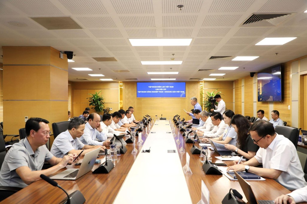 Buổi làm việc giữa EVN và TKV được tổ chức tại trụ sử EVN. ẢNh: Bnres/TTXBN Buổi làm việc giữa EVN và TKV được tổ chức tại trụ sử EVN. ẢNh: Bnres/TTXBN