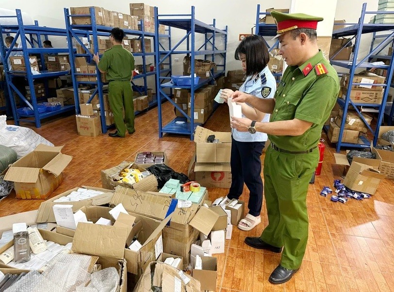 Lực lượng chức năng kiểm tra kho mỹ phẩm tại thành phố Bắc Giang.