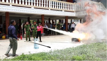 Tuyên truyền phòng cháy chữa cháy cho người dân vùng lân cận Nhà máy thủy điện A Vương