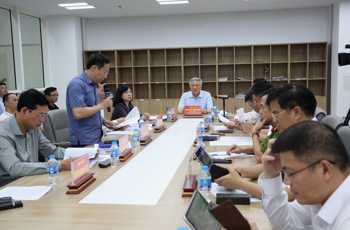 Phó Thủ tướng Thường trực Chính phủ Nguyễn Hòa Bình chủ trì làm việc với lãnh đạo cá bộ, ngành liên quan - Ảnh: VGP/Nguyễn Hoàng