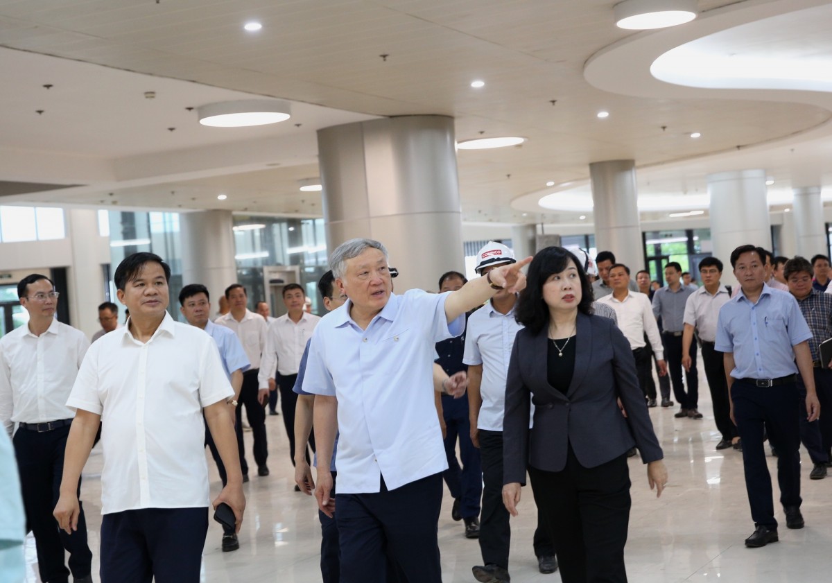 Phó Thủ tướng Thường trực Chính phủ Nguyễn Hòa Bình thị sát, kiểm tra Dự án đầu tư xây dựng cơ sở 2 BV Bạch Mai - Ảnh: VGP/Nguyễn Hoàng