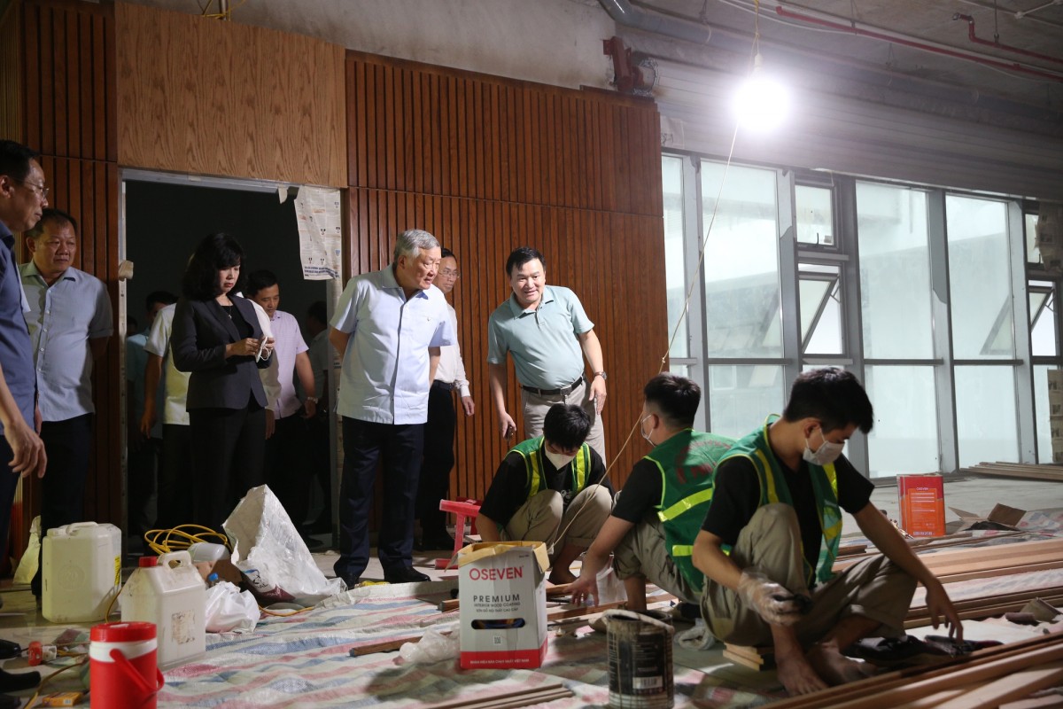 Phó Thủ tướng Thường trực Chính phủ Nguyễn Hòa Bình nghe báo cáo tại Dự án cơ sở 2 BV Việt Đức - Ảnh: VGP/Nguyễn Hoàng