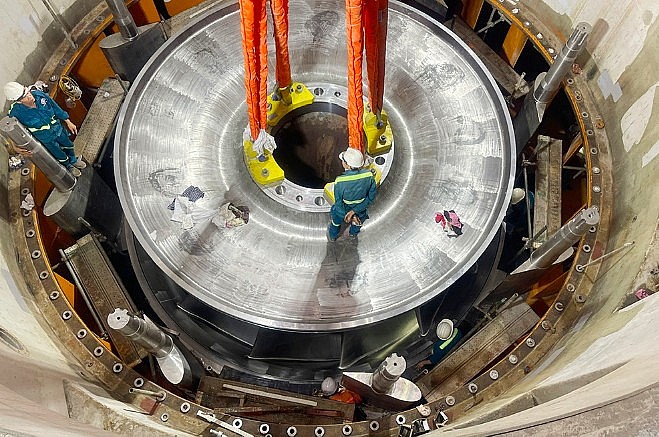 Bánh xe công tác đã được đặt hạ thành công vào vị trí (Ảnh EVN)