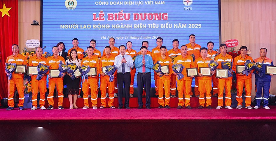 Tôn vinh 117 bông hoa đẹp tiêu biểu ngành Điện