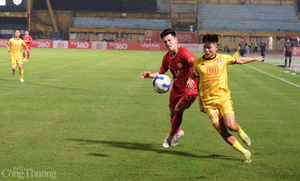 Thể Công (áo đỏ) nhiều lần ép sân, hãm thành ở hiệp 1.  Thể Công (áo đỏ) nhiều lần ép sân, hãm thành ở hiệp 1.