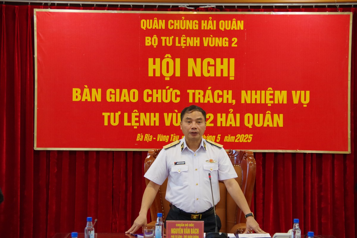 Chuẩn Đô Đốc Nguyễn Văn Bách phát biểu chỉ đạo tại Hội nghị