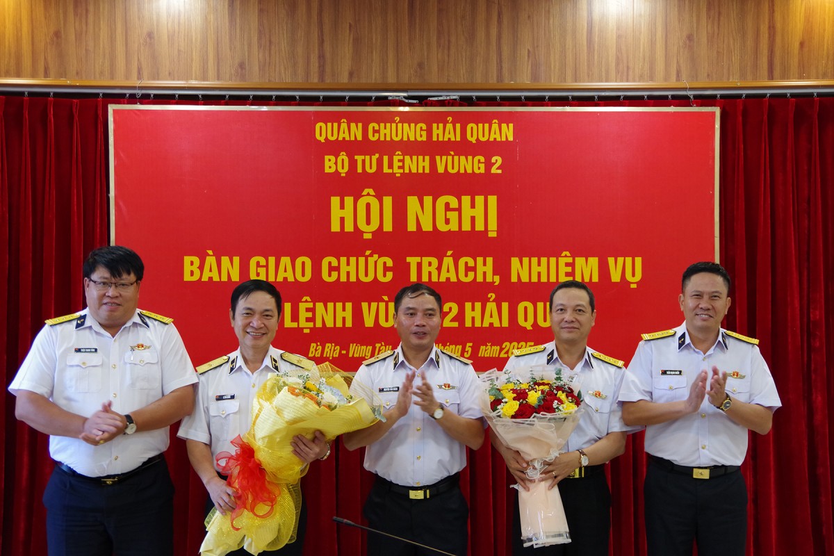 Thủ trưởng Bộ Tư lệnh Quân chủng và Vùng 2 tặng hoa chúc mừng hai đồng chí được bổ nhiệm giữ chức vụ mới