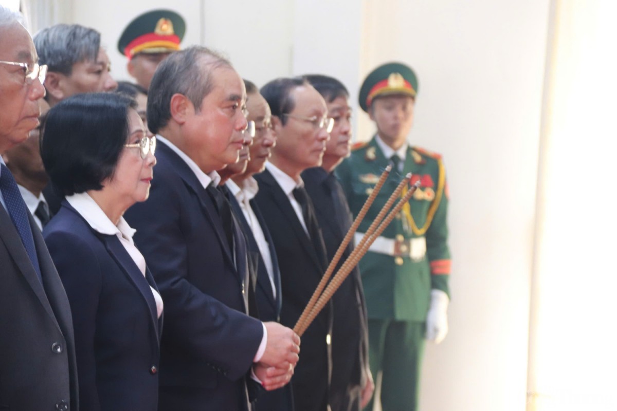 Đoàn Tỉnh ủy, HĐND, UBND, UBMTTQ Việt Nam tỉnh Quảng Ngãi vào viếng đồng chí Trần Đức Lương