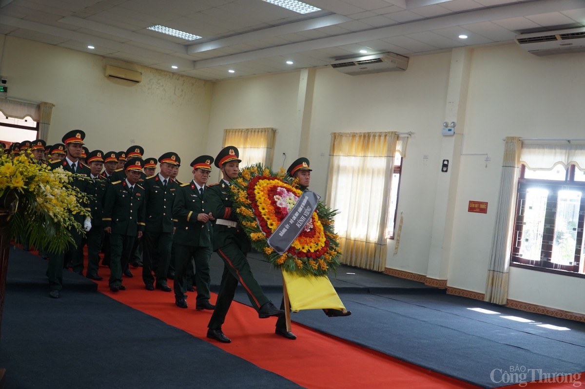 Đoàn Đảng ủy, Bộ Chỉ huy quân sự tỉnh Quảng Ngãi vào viếng