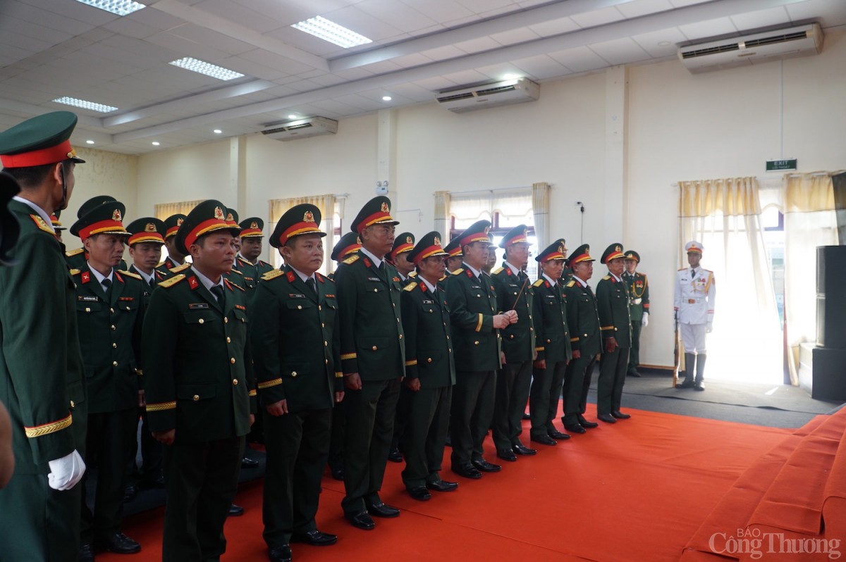 Đoàn Đảng ủy, Bộ Chỉ huy quân sự tỉnh Quảng Ngãi vào viếng