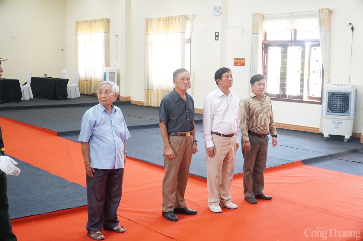 Người dân tại thành phố Quảng Ngãi vào viếng đồng chí Trần Đức Lương