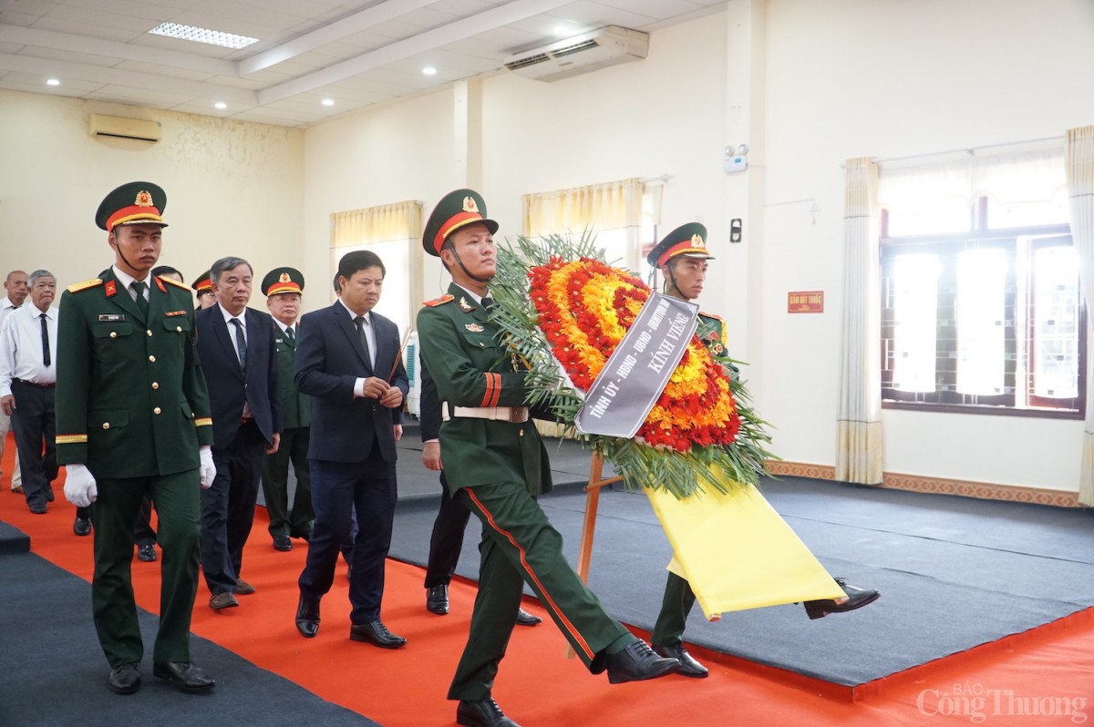 Đoàn Tỉnh ủy, HĐND, UBND, UBMTTQ Việt Nam tỉnh Quảng Nam do đồng chí Lương Nguyễn Minh Triết, Bí thư Tỉnh ủy Quảng Nam làm Trưởng đoàn vào viếng đồng chí Trần Đức Lương