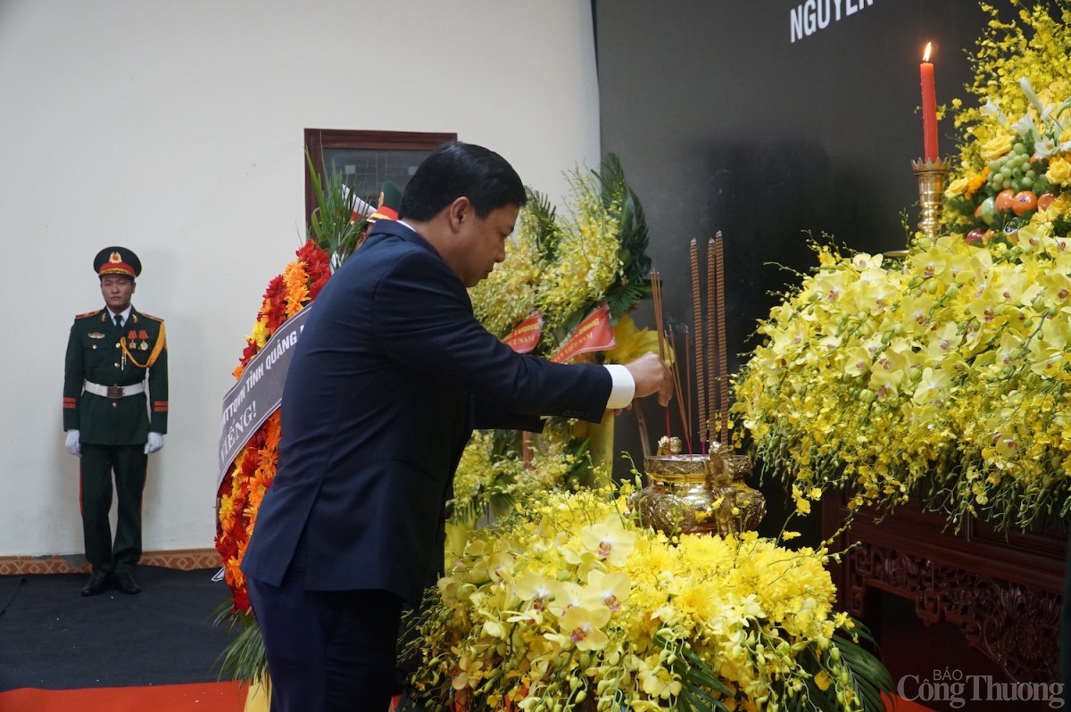 Bí thư Tỉnh ủy Quảng Nam Lương Nguyễn Minh Triết viếng hương đồng chí Trần Đức Lương