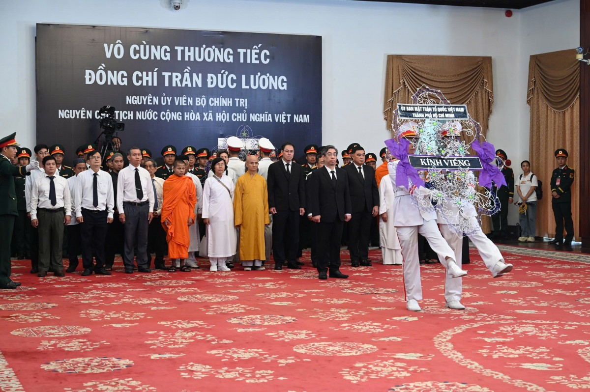 Đoàn Ủy ban MTTQ Việt Nam TPHCM và đại diện các giới đồng bào TPHCM do đồng chí Nguyễn Phước Lộc, Phó Bí thư Thành ủy, Chủ tịch Ủy ban MTTQ Việt Nam TPHCM, làm Trưởng đoàn vào viếng.