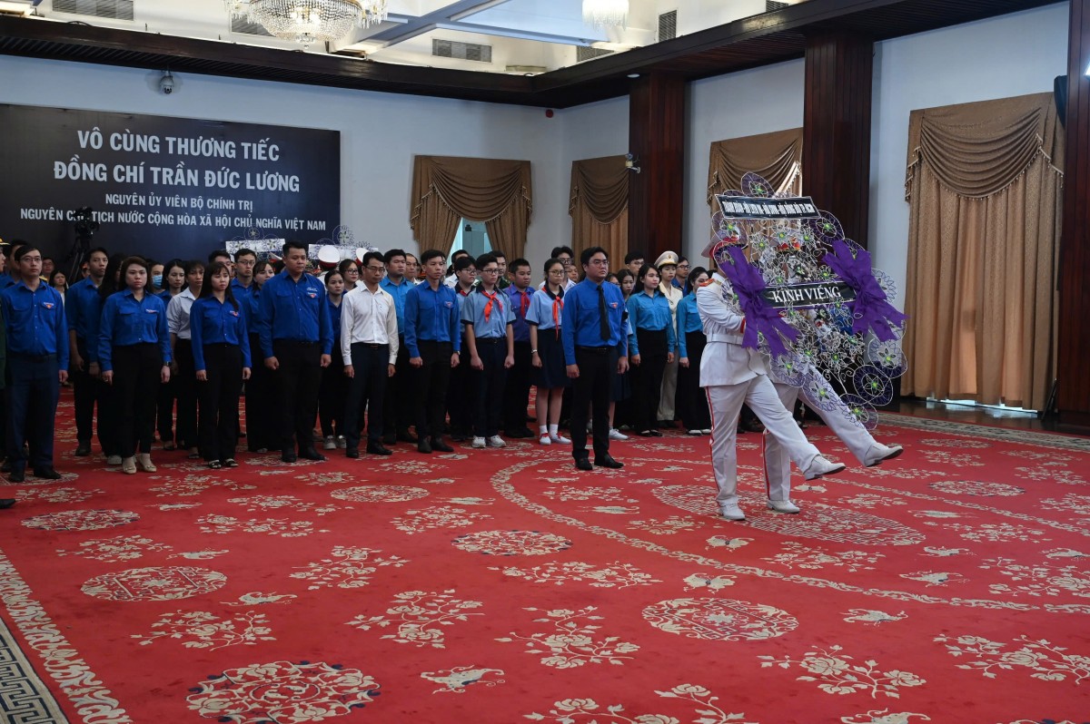 Đông đảo các tổ chức xã hội, đoàn viên thanh niên, sinh viên, các em thiếu niên TPHCM vào viếng nguyên Chủ tịch nước Trần Đức Lương.