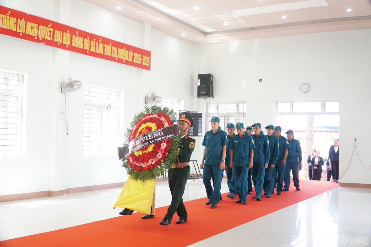 Đoàn Ban Chỉ huy quân sự xã Phổ Khánh vào viếng