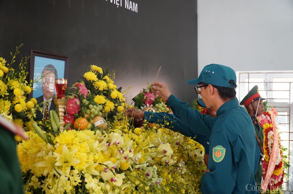 Đoàn Ban Chỉ huy quân sự xã Phổ Khánh vào viếng