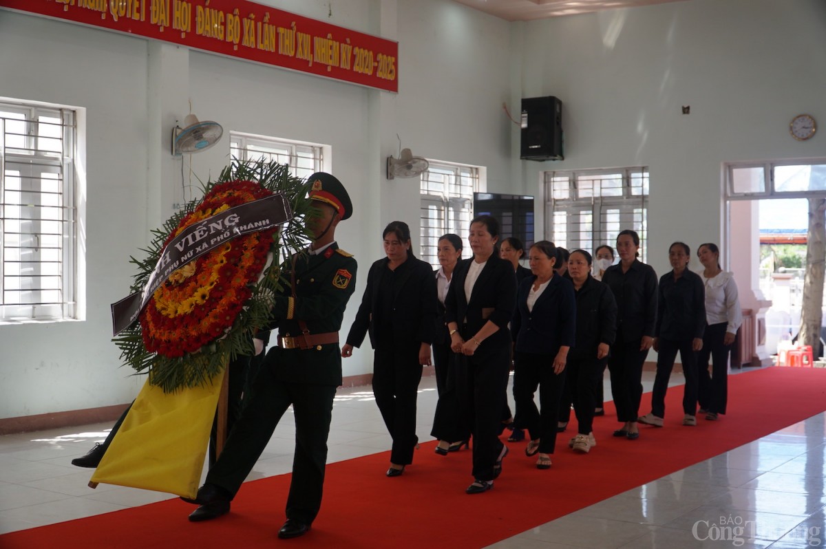 Hội phụ nữ xã Phổ Khánh vào viếng