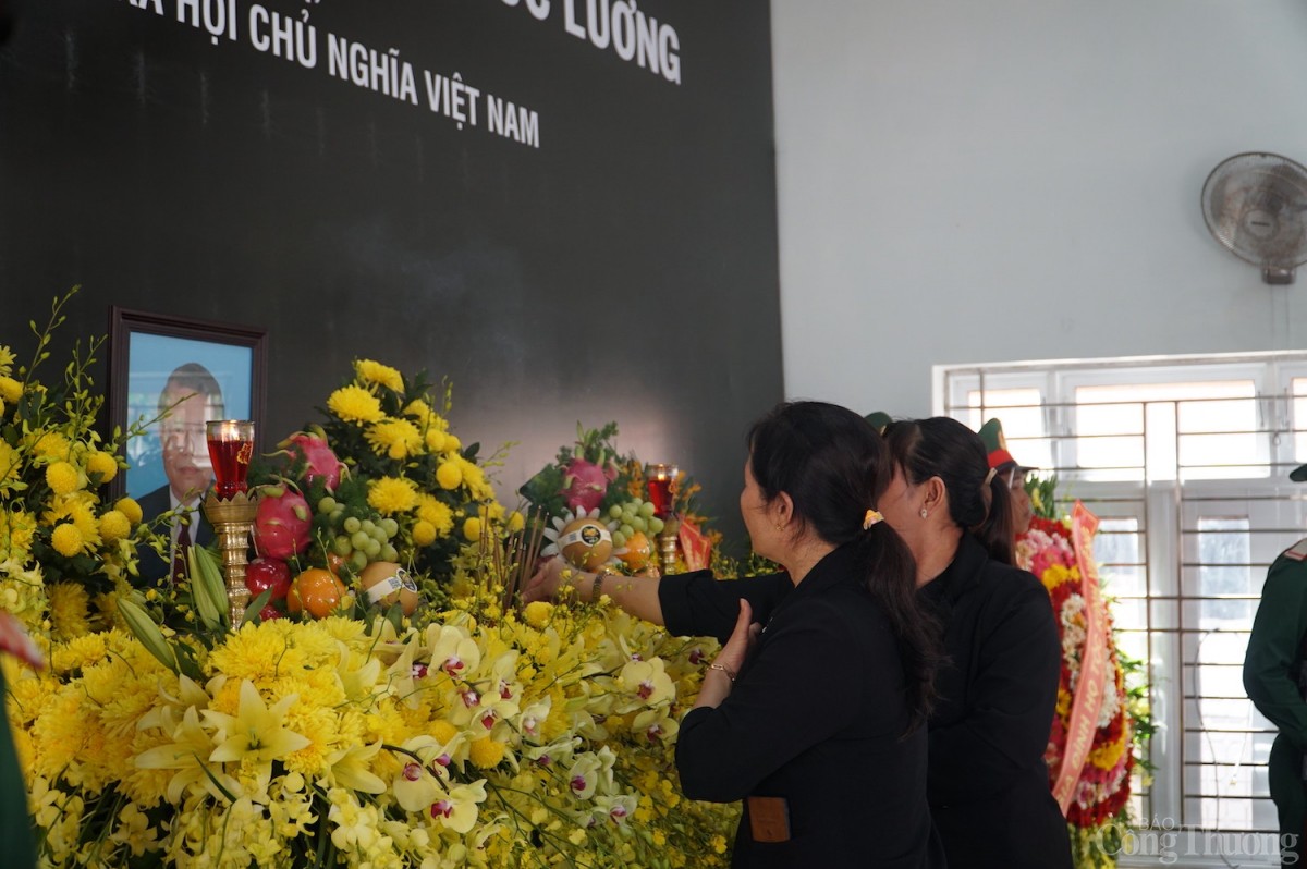 Đông đảo người dân đến chào tiễn biệt nguyên Chủ tịch nước Trần Đức Lương