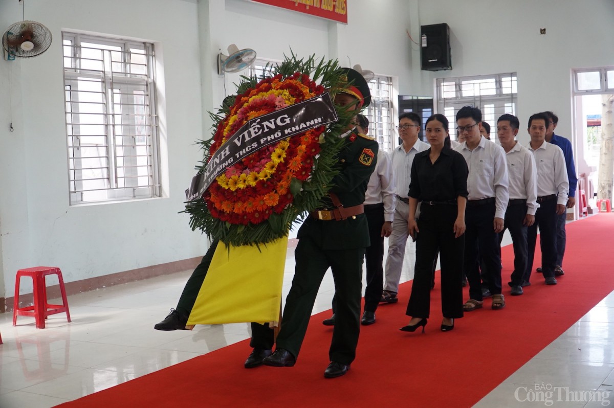 Các cơ quan, đoàn thể vào viếng nguyên Chủ tịch nước Trần Đức Lương