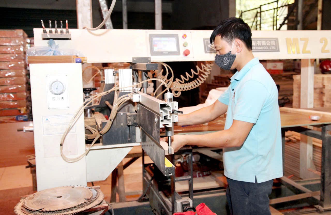 Các hộ kinh doanh, sản xuất trên địa bàn huyện Yên Lạc( tỉnh Vĩnh Phúc) luôn chú trọng tiết kiệm năng lượng, nâng cao hiệu quả sản xuất. Ảnh: Thu Thuỷ