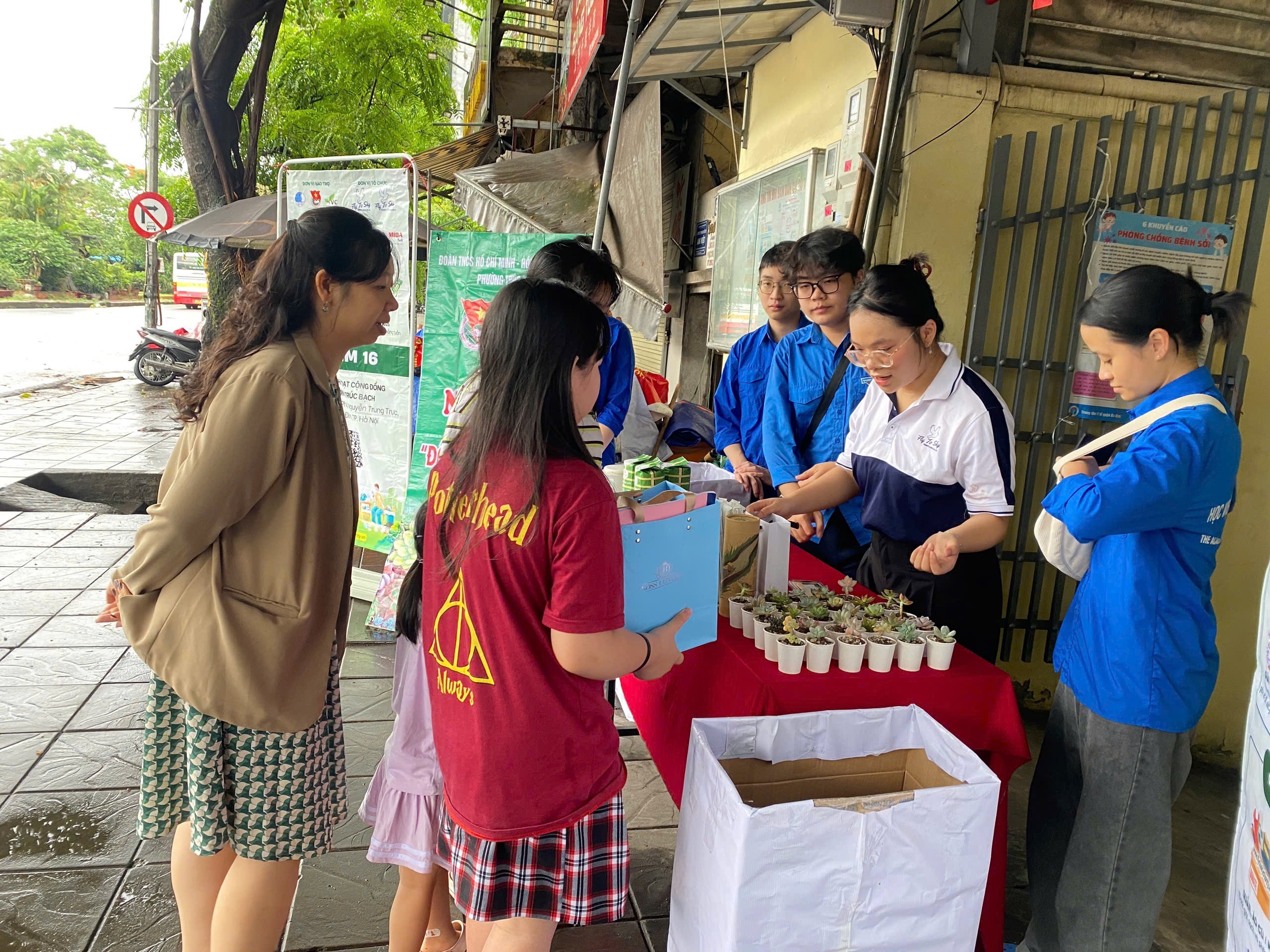 ‘Đổi sách lấy cây’ 2025: Gieo tri thức, ươm mầm xanh