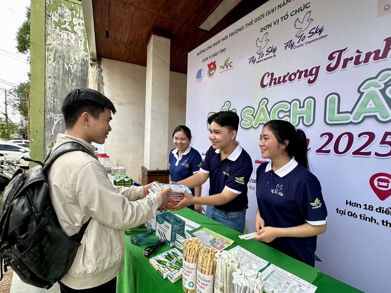 ‘Đổi sách lấy cây’ 2025: Gieo tri thức, ươm mầm xanh