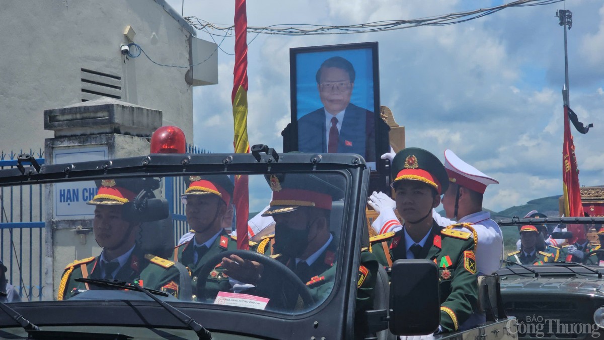 Dự kiến đến 14h30, linh cữu nguyên Chủ tịch nước Trần Đức Lương sẽ về tới xã Phổ Khánh.