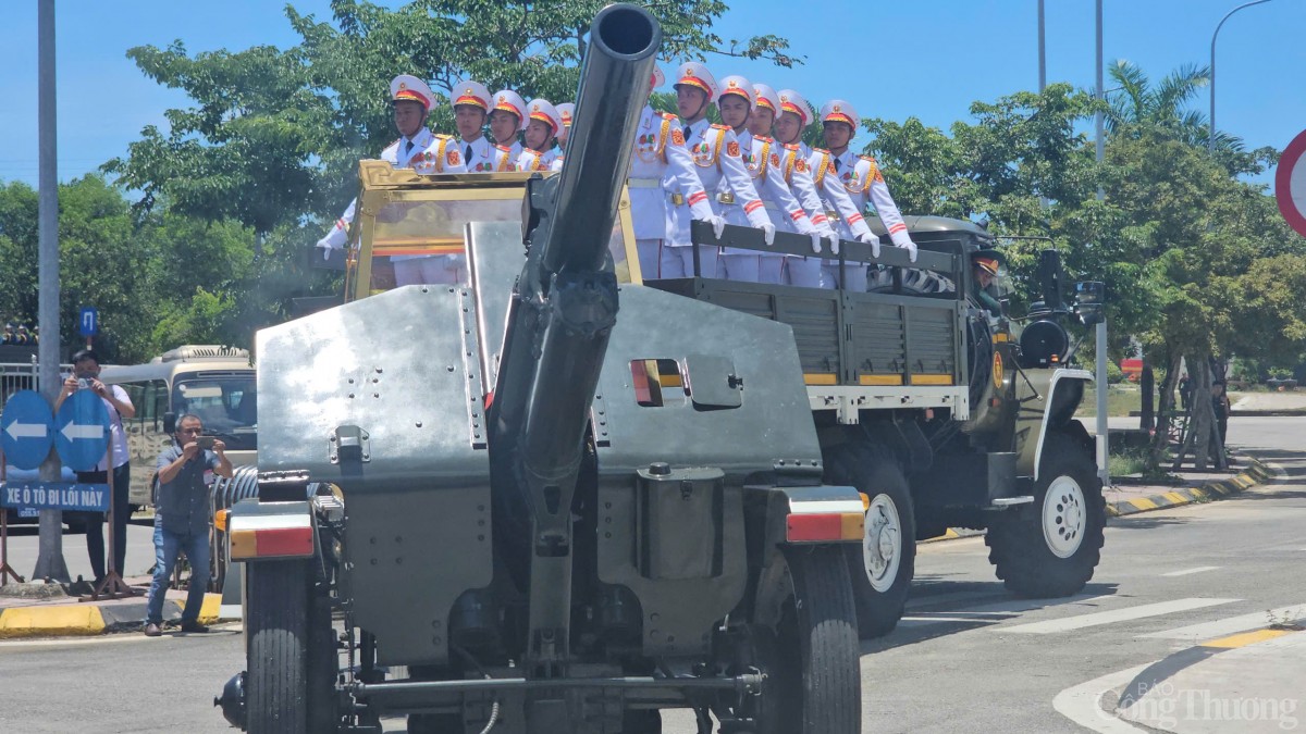 Tại đây, sau khi ổn định đội hình làm nhiệm vụ, linh xa đưa linh cữu nguyên Chủ tịch nước Trần Đức Lương rời khỏi sân bay, về quê nhà Phổ Khánh (huyện Đức Phổ, tỉnh Quảng Ngãi).