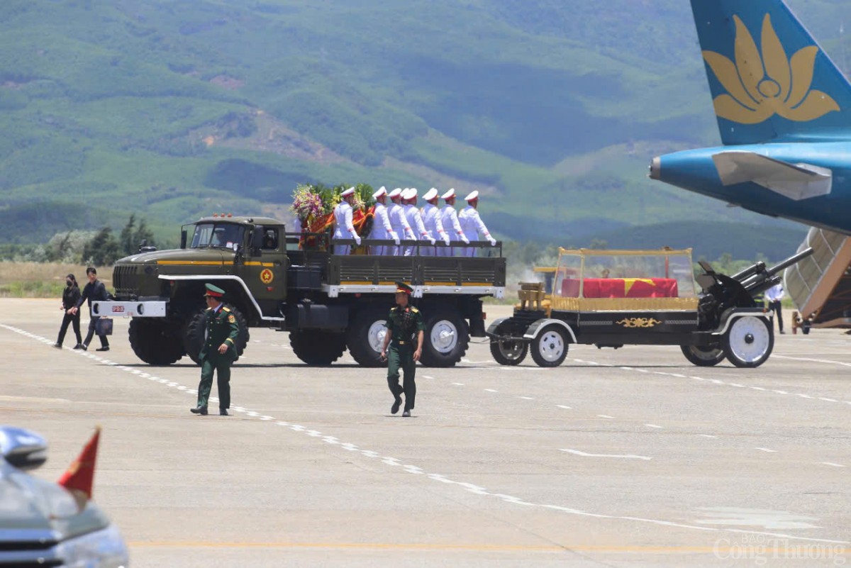 Trưa 25/5, máy bay chở linh cữu nguyên Chủ tịch nước Trần Đức Lương đã hạ cánh xuống sân bay Chu Lai (tỉnh Quảng Nam).