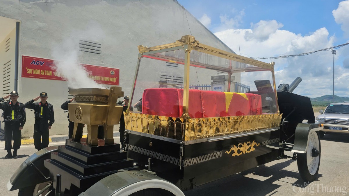 Linh cữu nguyên Chủ tịch nước Trần Đức Lương đang trên đường về với đất mẹ tại Quảng Ngãi