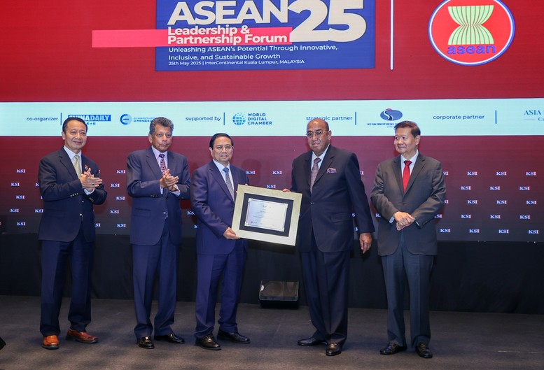 Viện KSI vinh danh Thủ tướng Phạm Minh Chính là Nhà Lãnh đạo ASEAN tiêu biểu năm 2025. Thủ tướng trân trọng cảm ơn và cho rằng đây là giải thưởng dành cho nhân dân, đất nước Việt Nam mà ông là người thay mặt để đón nhận - Ảnh: VGP/Nhật Bắc Viện KSI vinh danh Thủ tướng Phạm Minh Chính là Nhà Lãnh đạo ASEAN tiêu biểu năm 2025. Thủ tướng trân trọng cảm ơn và cho rằng đây là giải thưởng dành cho nhân dân, đất nước Việt Nam mà ông là người thay mặt để đón nhận - Ảnh: VGP/Nhật Bắc