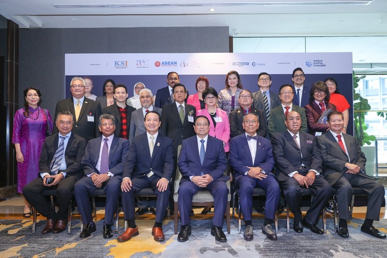 Thủ tướng chụp ảnh lưu niệm với các đại biểu dự Diễn đàn - Ảnh: VGP/Nhật Bắc Thủ tướng chụp ảnh lưu niệm với các đại biểu dự Diễn đàn - Ảnh: VGP/Nhật Bắc