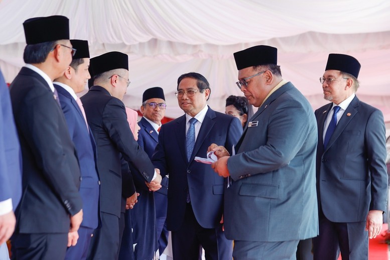 Thủ tướng Anwar Ibrahim và Phu nhân giới thiệu với Thủ tướng Phạm Minh Chính và Phu nhân về đoàn đại biểu Malaysia dự lễ đón - Ảnh: VGP/Nhật Bắc Thủ tướng Anwar Ibrahim và Phu nhân giới thiệu với Thủ tướng Phạm Minh Chính và Phu nhân về đoàn đại biểu Malaysia dự lễ đón - Ảnh: VGP/Nhật Bắc