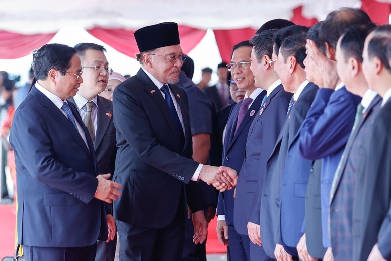 Thủ tướng Phạm Minh Chính và Phu nhân giới thiệu với Thủ tướng Anwar Ibrahim và Phu nhân về đoàn đại biểu cấp cao Việt Nam - Ảnh: VGP/Nhật Bắc Thủ tướng Phạm Minh Chính và Phu nhân giới thiệu với Thủ tướng Anwar Ibrahim và Phu nhân về đoàn đại biểu cấp cao Việt Nam - Ảnh: VGP/Nhật Bắc