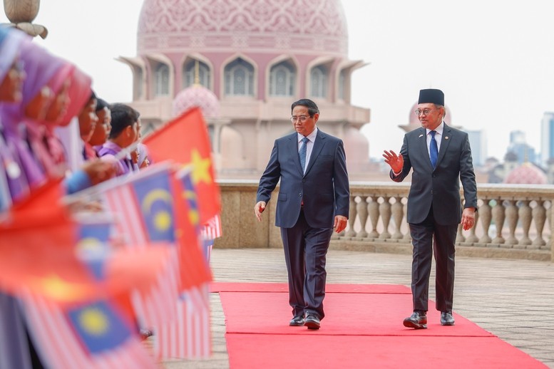 Đây là chuyến thăm đầu tiên của Thủ tướng Chính phủ Việt Nam đến Malaysia sau 10 năm và là chuyến thăm Malaysia đầu tiên của lãnh đạo chủ chốt Việt Nam sau khi hai nước nâng cấp quan hệ lên Đối tác Chiến lược toàn diện vào tháng 11/2024 - Ảnh: VGP/Nhật Bắc Đây là chuyến thăm đầu tiên của Thủ tướng Chính phủ Việt Nam đến Malaysia sau 10 năm và là chuyến thăm Malaysia đầu tiên của lãnh đạo chủ chốt Việt Nam sau khi hai nước nâng cấp quan hệ lên Đối tác Chiến lược toàn diện vào tháng 11/2024 - Ảnh: VGP/Nhật Bắc