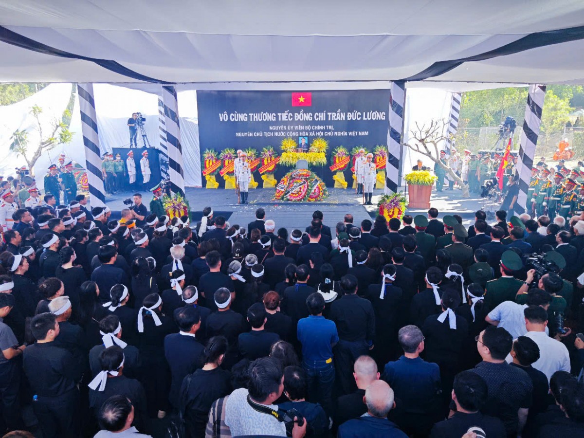 Phút mặc niệm vĩnh biệt đồng chí Trần Đức Lương. Phút mặc niệm vĩnh biệt đồng chí Trần Đức Lương.