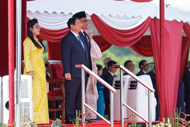 Thủ tướng Anwar Ibrahim và Phu nhân bắt tay chào mừng Thủ tướng Chính phủ và Phu nhân, sau đó cùng nhau di chuyển lên bục danh dự - Ảnh: VGP/Nhật Bắc Thủ tướng Anwar Ibrahim và Phu nhân bắt tay chào mừng Thủ tướng Chính phủ và Phu nhân, sau đó cùng nhau di chuyển lên bục danh dự - Ảnh: VGP/Nhật Bắc