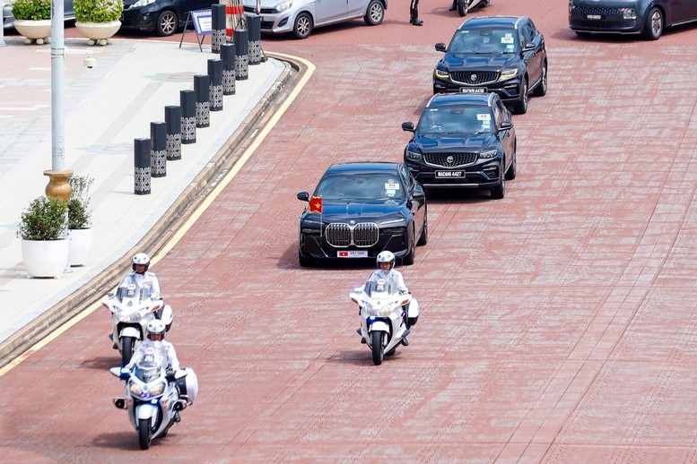 Lễ đón Thủ tướng Phạm Minh Chính thăm chính thức Malaysia được tổ chức trang trọng tại Quảng trường Perdana, trước Phủ Thủ tướng, ở Thủ đô Kuala Lumpur - Ảnh: VGP/Nhật Bắc Lễ đón Thủ tướng Phạm Minh Chính thăm chính thức Malaysia được tổ chức trang trọng tại Quảng trường Perdana, trước Phủ Thủ tướng, ở Thủ đô Kuala Lumpur - Ảnh: VGP/Nhật Bắc