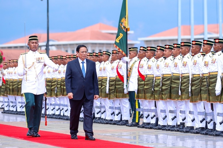 Thủ tướng Phạm Minh Chính duyệt Đội danh dự - Ảnh: VGP/Nhật Bắc Thủ tướng Phạm Minh Chính duyệt Đội danh dự - Ảnh: VGP/Nhật Bắc