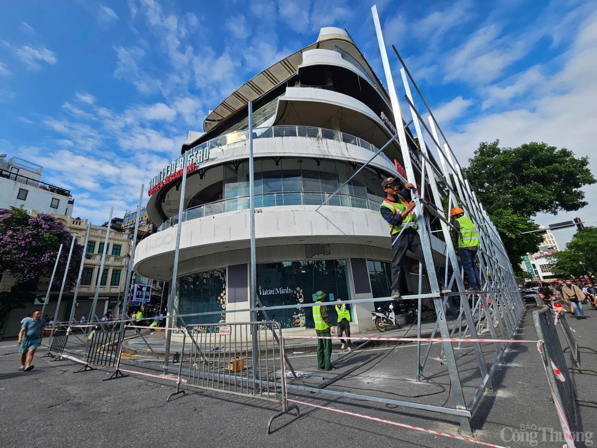 Cận cảnh việc dựng rào, tháo dỡ Hàm cá mập