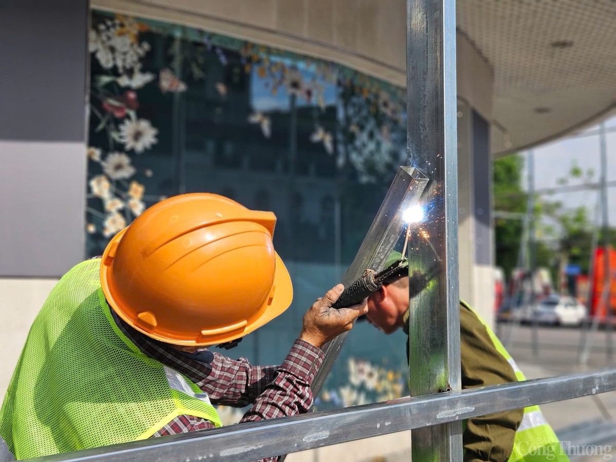 Cận cảnh việc dựng rào, tháo dỡ Hàm cá mập