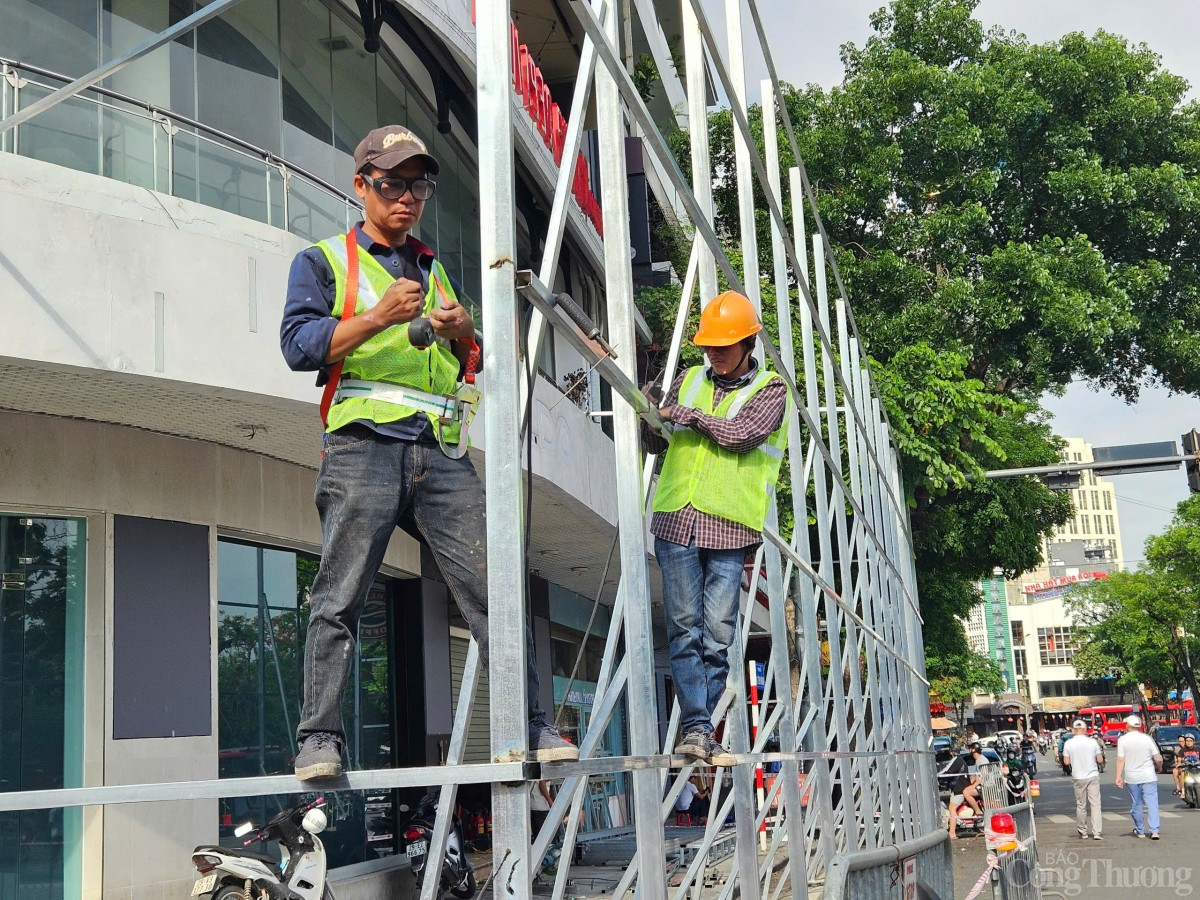 Cận cảnh việc dựng rào, tháo dỡ Hàm cá mập