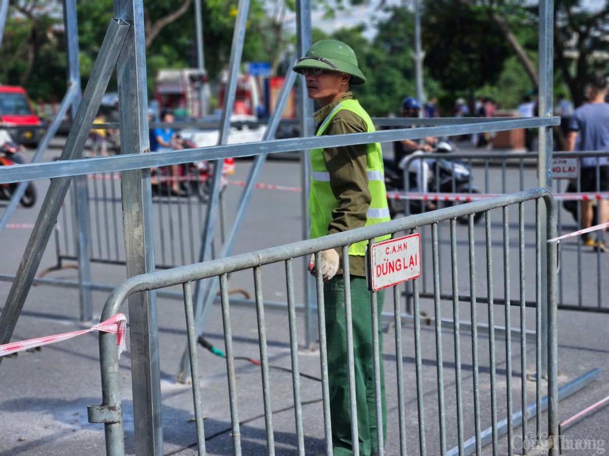 Cận cảnh việc dựng rào, tháo dỡ Hàm cá mập